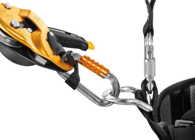 Asymetrická karabína Petzl Am´D - Typ: triact lock, Farba: čierna