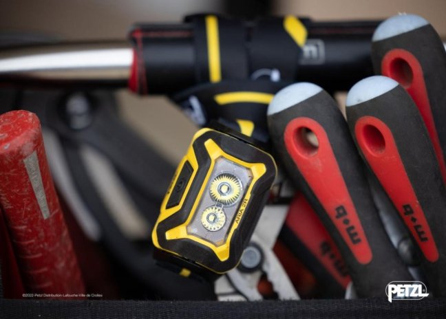 Nabíjateľná pracovná čelovka pre elektrikárov a údržbárov Petzl Aria 2R