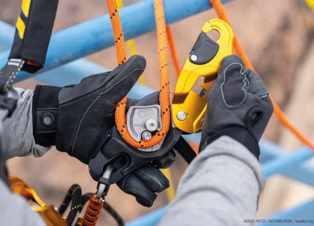 Zlaňovacia brzda pre výškové práce Petzl Rig