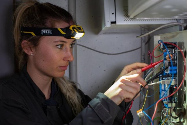 Nabíjateľná pracovná čelovka pre elektrikárov a údržbárov Petzl Aria 2R
